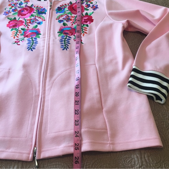 Pink sweater with black & white striped trim featuring bright florals size M - Picture 5 of 8